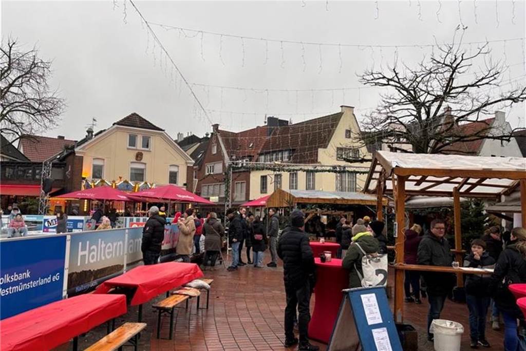 Menschen auf dem Nikolausmarkt in Halterm.