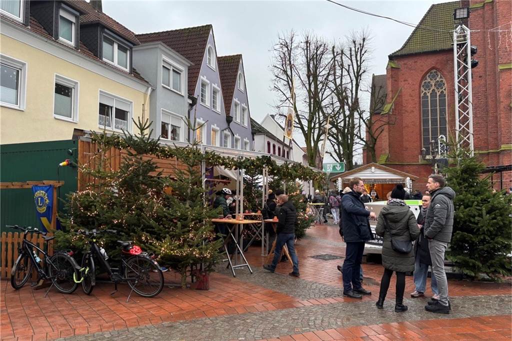 Menschen auf dem Nikolausmarkt in Halterm.