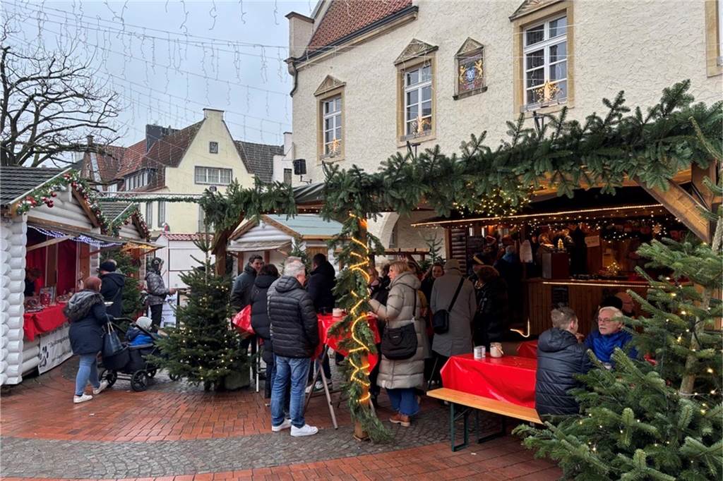 Menschen auf dem Nikolausmarkt in Halterm.