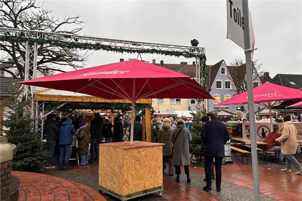 Menschen auf dem Nikolausmarkt in Halterm.