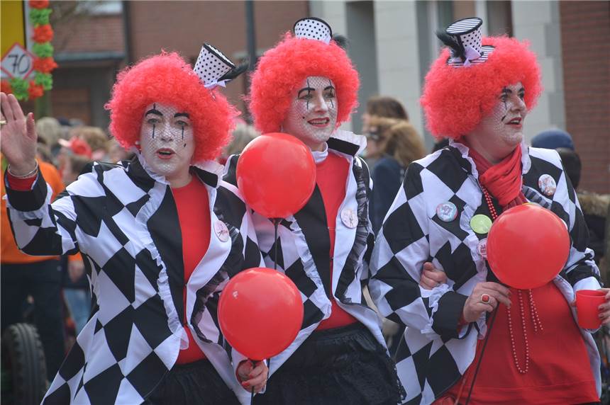 In Ottenstein bringen die Burggeister zu Karneval wieder die Feste zum Beben Impressionen vom Rosenmontagsumzug 2019 in Ottenstein
