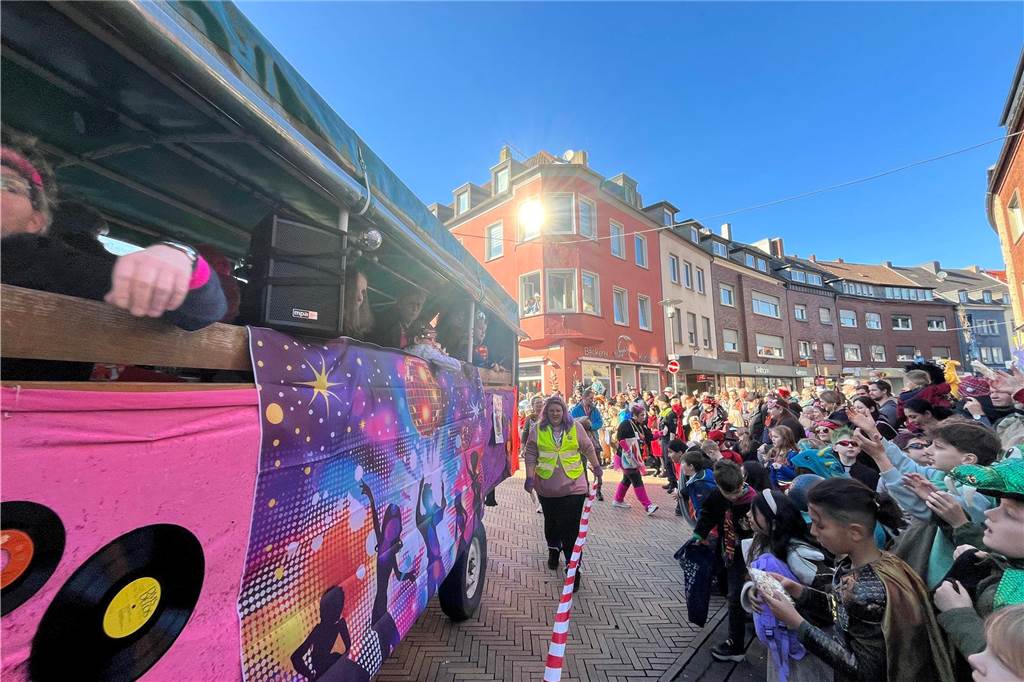 Impressionen vom Rosenmontagszug 2025 in Dorsten
