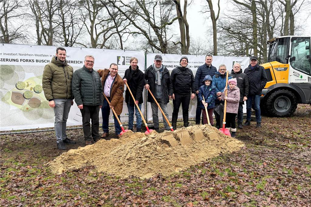Erster Spatenstich im Forks Busch: Aus Bolzplatz wird ein Spielbereich Impressionen vom Spatenstich für den Spielplatz im Forks Busch