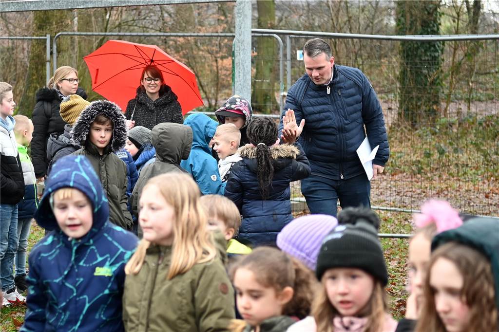 Erster Spatenstich im Forks Busch: Aus Bolzplatz wird ein Spielbereich Impressionen vom Spatenstich für den Spielplatz im Forks Busch