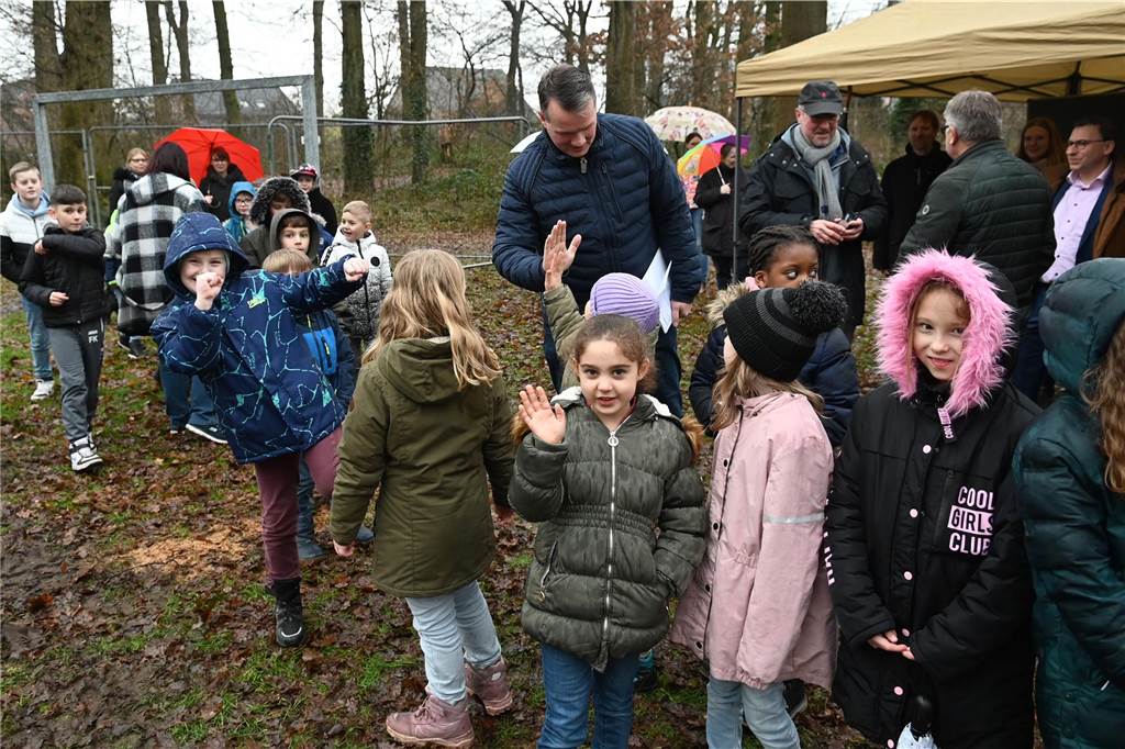 Impressionen vom Spatenstich für den Spielplatz im Forks Busch