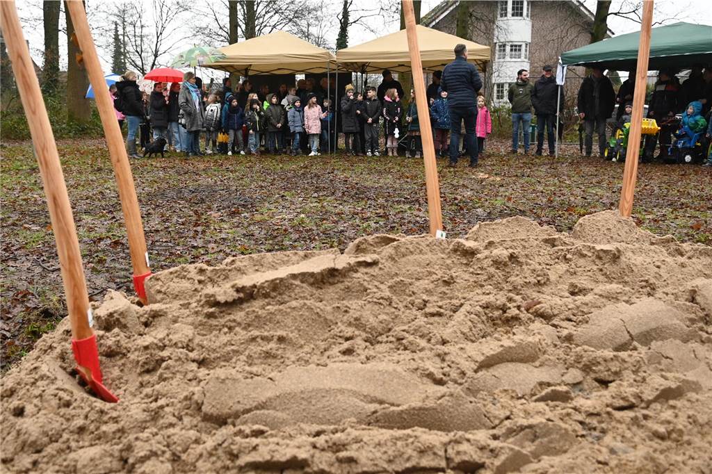 Impressionen vom Spatenstich für den Spielplatz im Forks Busch