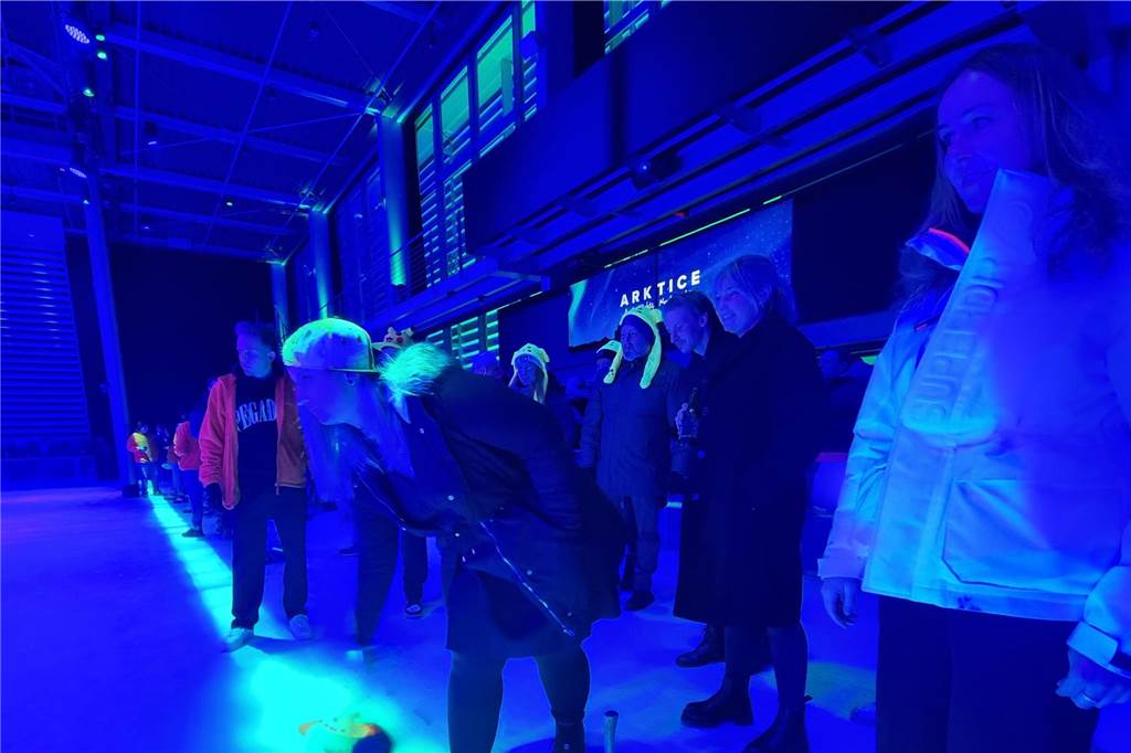 Viele Fotos: Eisstockturnier bei Tobit elektrisiert Teams und Zuschauer y