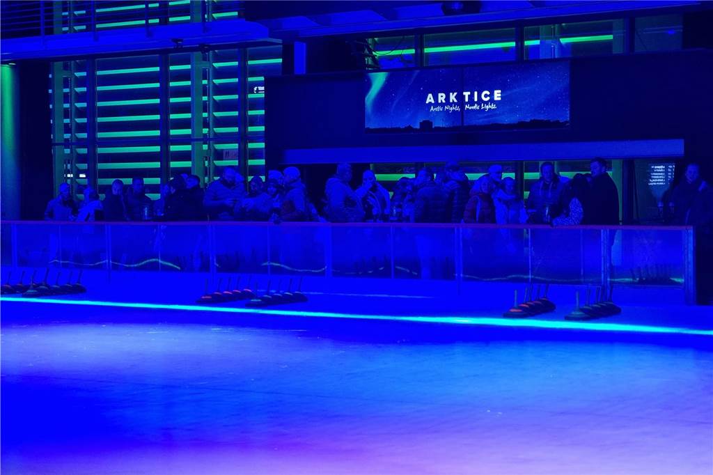 Viele Fotos: Eisstockturnier bei Tobit elektrisiert Teams und Zuschauer x