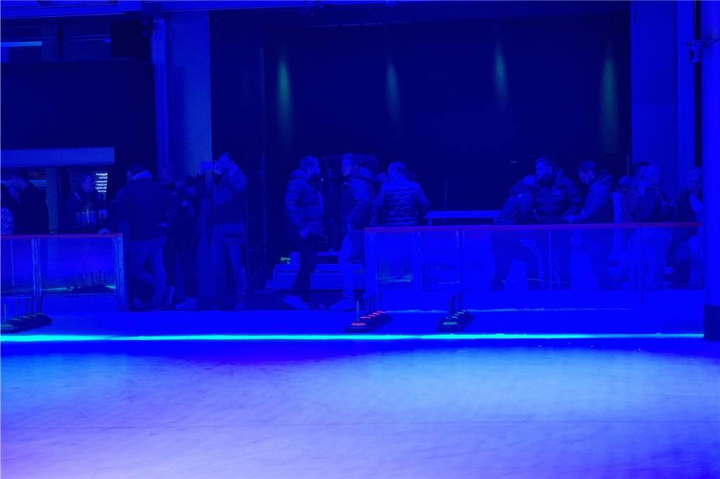 Viele Fotos: Eisstockturnier bei Tobit elektrisiert Teams und Zuschauer s