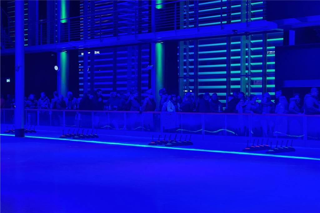 Viele Fotos: Eisstockturnier bei Tobit elektrisiert Teams und Zuschauer x