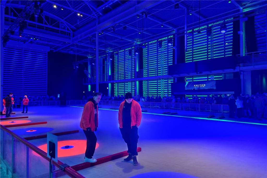 Viele Fotos: Eisstockturnier bei Tobit elektrisiert Teams und Zuschauer b