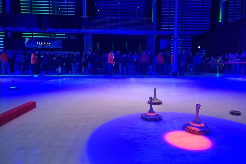 Viele Fotos: Eisstockturnier bei Tobit elektrisiert Teams und Zuschauer x