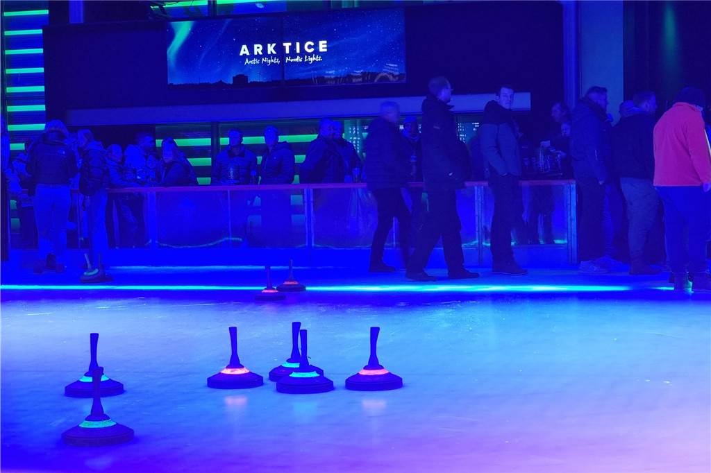 Viele Fotos: Eisstockturnier bei Tobit elektrisiert Teams und Zuschauer yx
