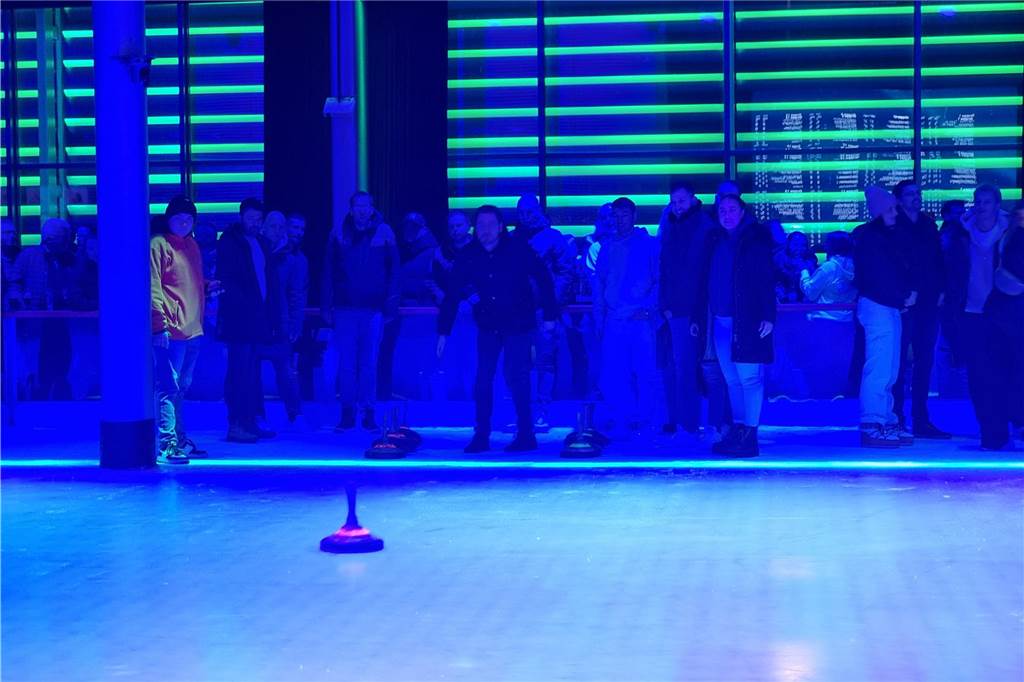 Viele Fotos: Eisstockturnier bei Tobit elektrisiert Teams und Zuschauer x