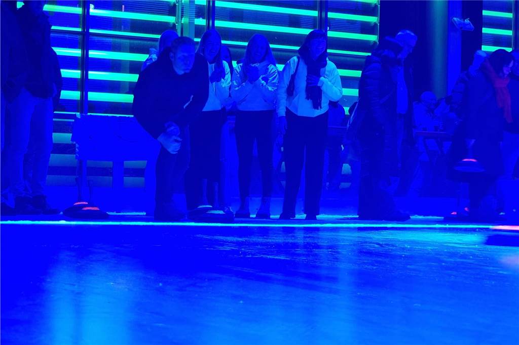 Viele Fotos: Eisstockturnier bei Tobit elektrisiert Teams und Zuschauer x
