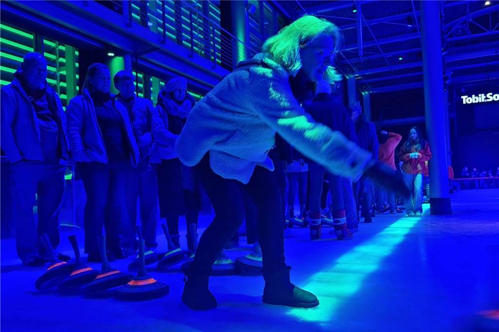 Viele Fotos: Eisstockturnier bei Tobit elektrisiert Teams und Zuschauer x