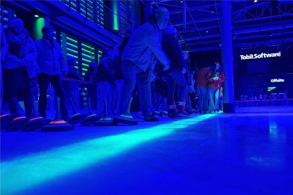 Viele Fotos: Eisstockturnier bei Tobit elektrisiert Teams und Zuschauer x