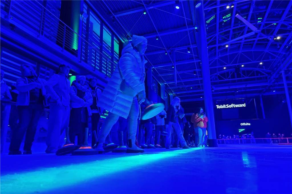 Viele Fotos: Eisstockturnier bei Tobit elektrisiert Teams und Zuschauer x