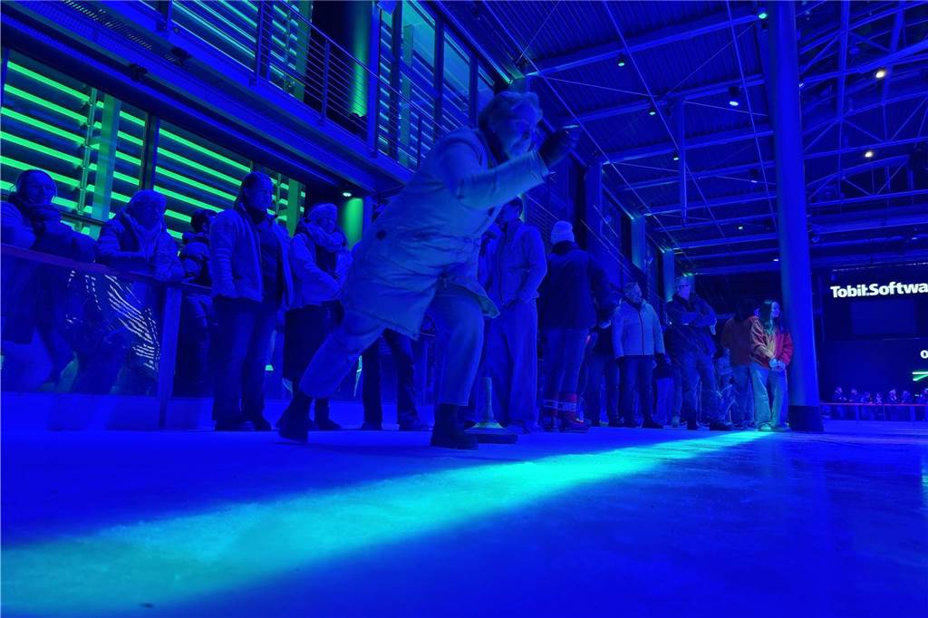 Viele Fotos: Eisstockturnier bei Tobit elektrisiert Teams und Zuschauer x