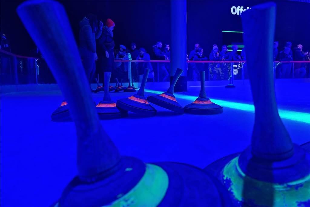 Viele Fotos: Eisstockturnier bei Tobit elektrisiert Teams und Zuschauer x