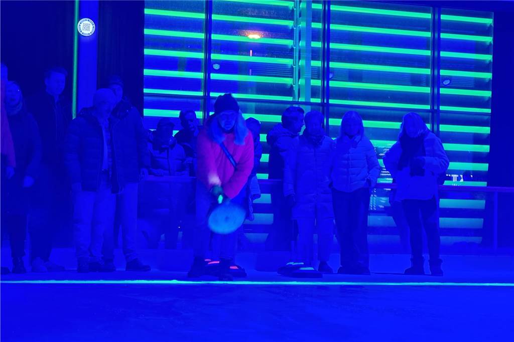 Viele Fotos: Eisstockturnier bei Tobit elektrisiert Teams und Zuschauer x