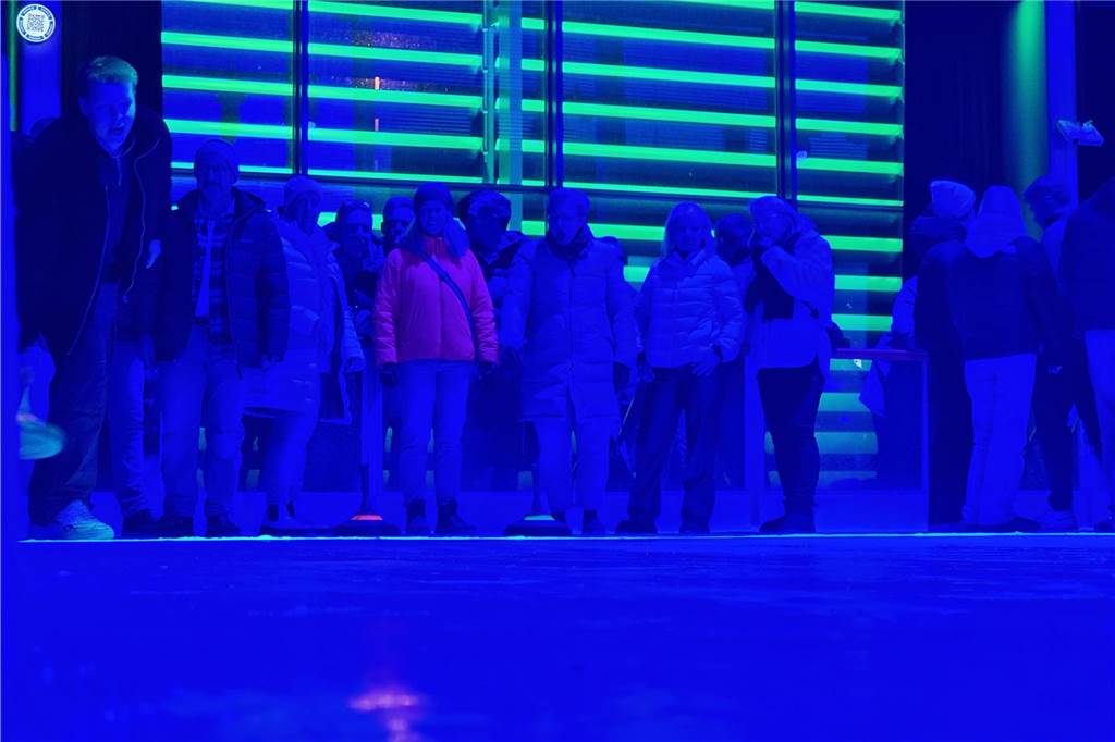 Viele Fotos: Eisstockturnier bei Tobit elektrisiert Teams und Zuschauer x
