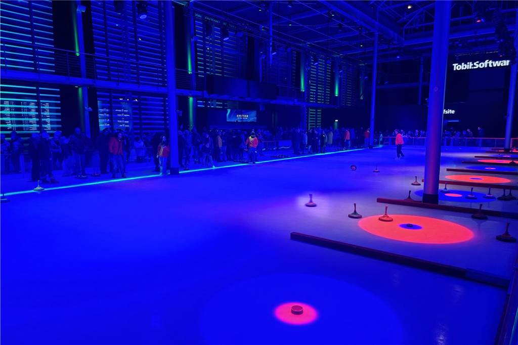 Viele Fotos: Eisstockturnier bei Tobit elektrisiert Teams und Zuschauer x