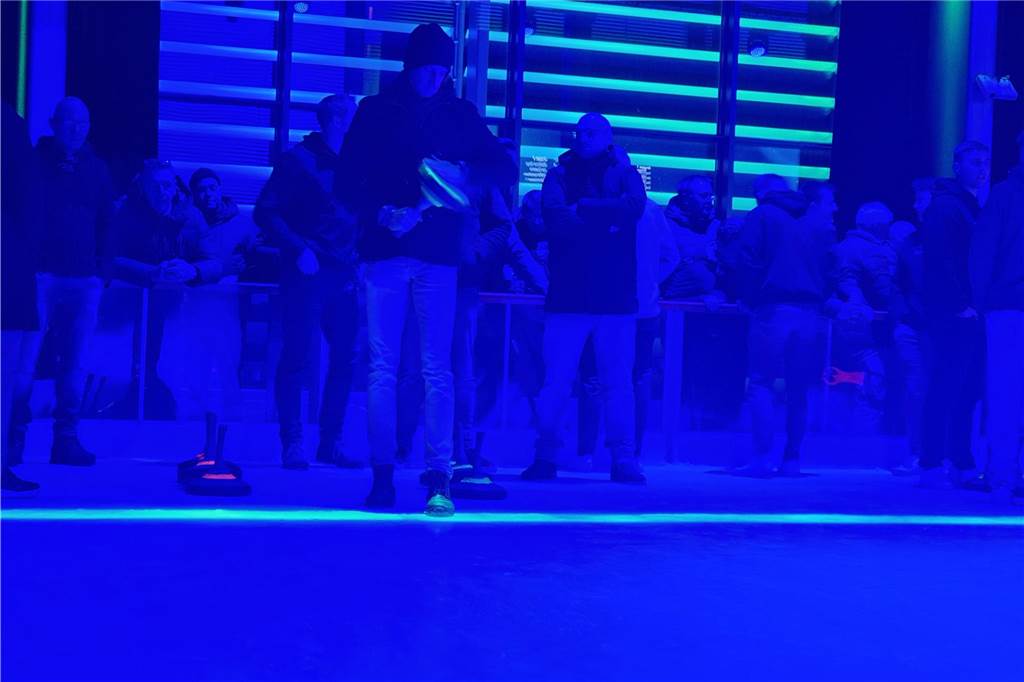 Viele Fotos: Eisstockturnier bei Tobit elektrisiert Teams und Zuschauer x