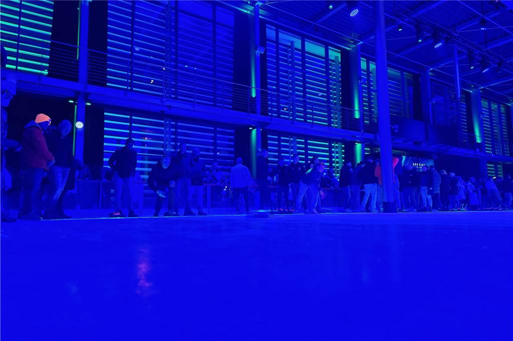 Viele Fotos: Eisstockturnier bei Tobit elektrisiert Teams und Zuschauer d