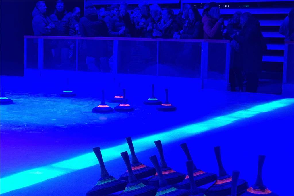 Viele Fotos: Eisstockturnier bei Tobit elektrisiert Teams und Zuschauer x