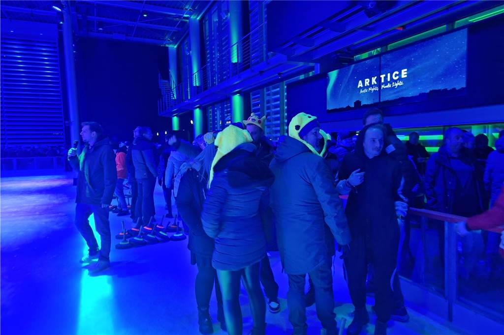 Viele Fotos: Eisstockturnier bei Tobit elektrisiert Teams und Zuschauer x