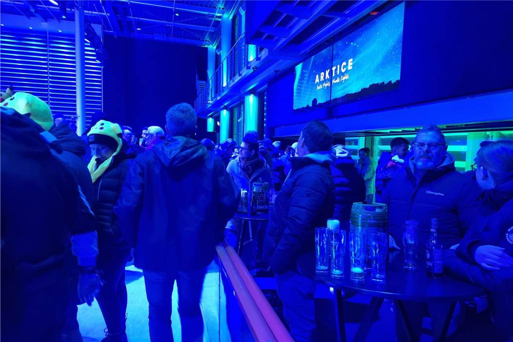 Viele Fotos: Eisstockturnier bei Tobit elektrisiert Teams und Zuschauer x
