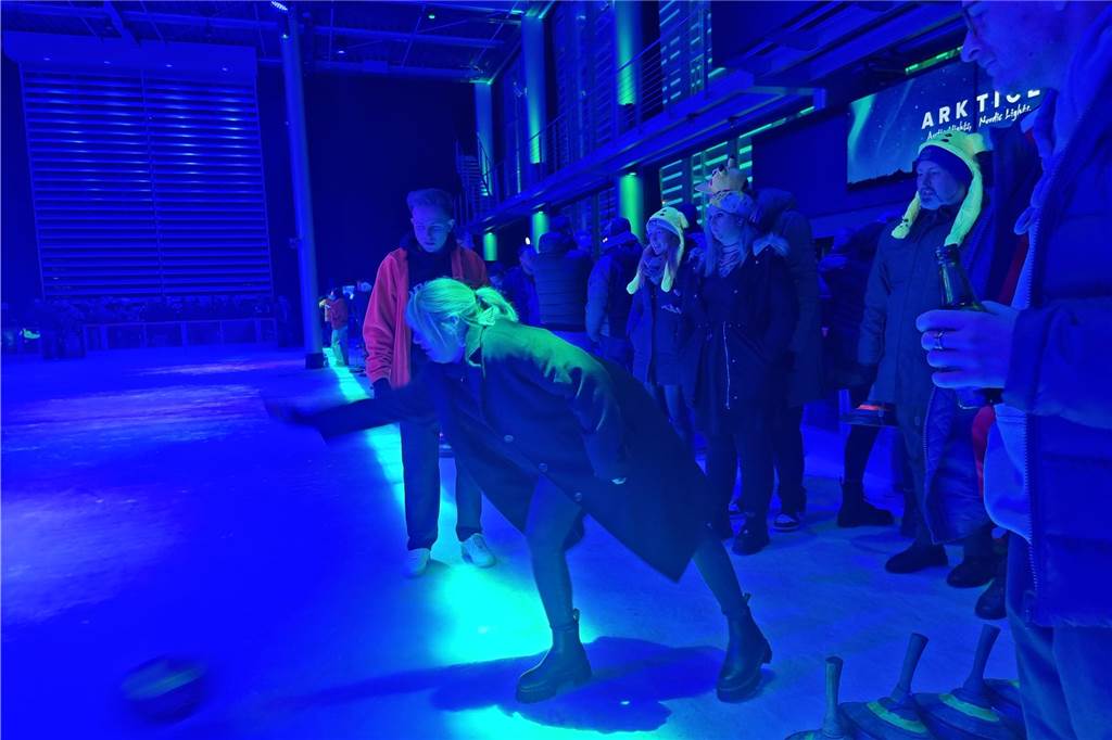 Viele Fotos: Eisstockturnier bei Tobit elektrisiert Teams und Zuschauer x