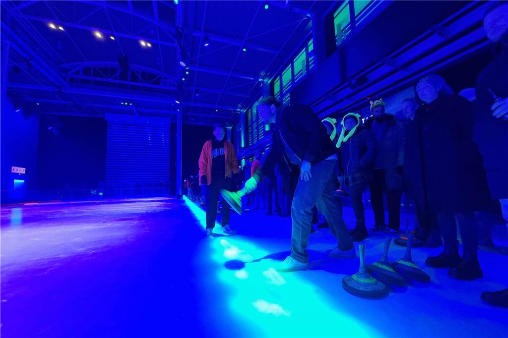 Viele Fotos: Eisstockturnier bei Tobit elektrisiert Teams und Zuschauer x