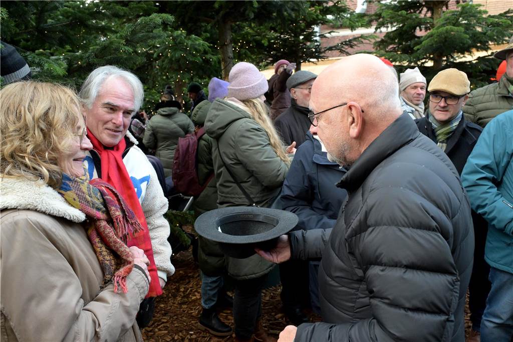 Viele Bilder von Selmer Stadtwette: Versteigerung auf Glitzermarkt ein voller Erfolg Impressionen von der Stadtwette auf dem Selmer Weihnachtsmarkt am 1. Adventssonntag (3. Dezember).