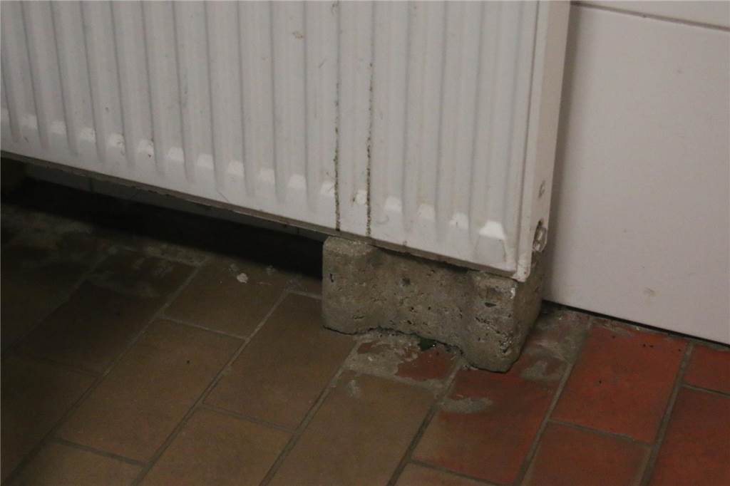Improvisation ist gefragt: Diese Heizung wird durch einen Stein gestützt.