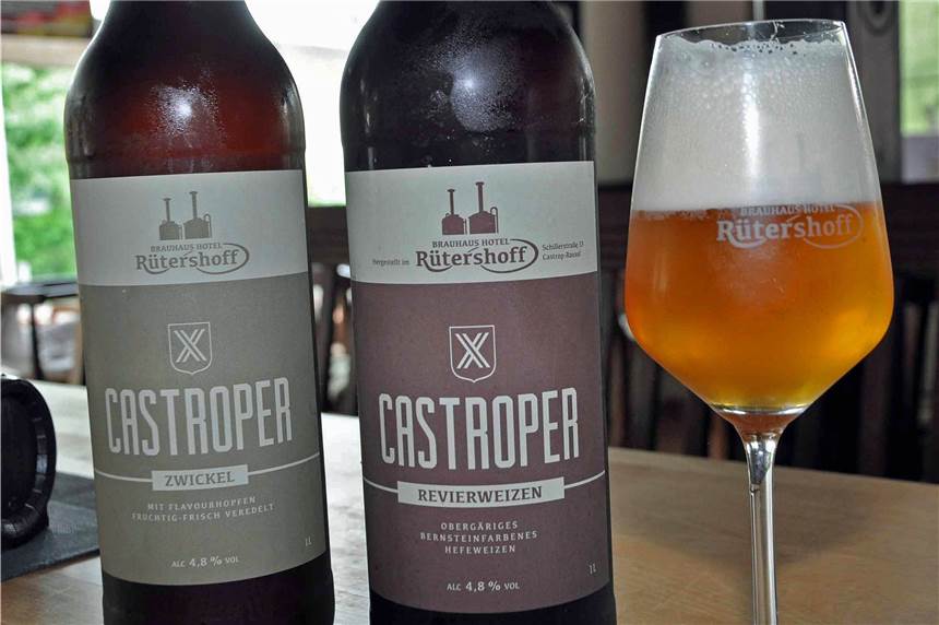 Was man zu Bier wissen muss – ein Braumeister klärt auf In 1-Liter-Flaschen gibt es die Castroper Biere auch für den Konsum zu Hause. Die Gläser dazu sehen aus wie Weingläser.
