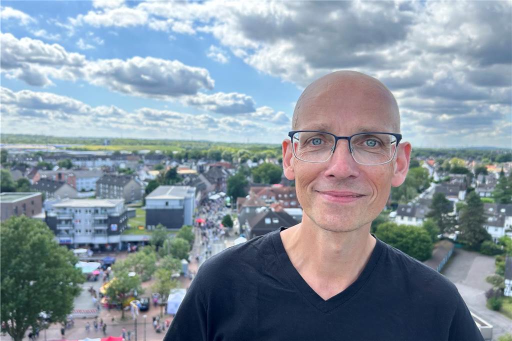 Perfektes Wetter zum Abschluss von „Ickern Feste Feiern“ am Sonntag In 30 Metern Höhe konnten wir Marc Frese auf einer Drehleiter der Feuerwehr Castrop-Rauxel über dem Ickerner Familienfest fotografieren.