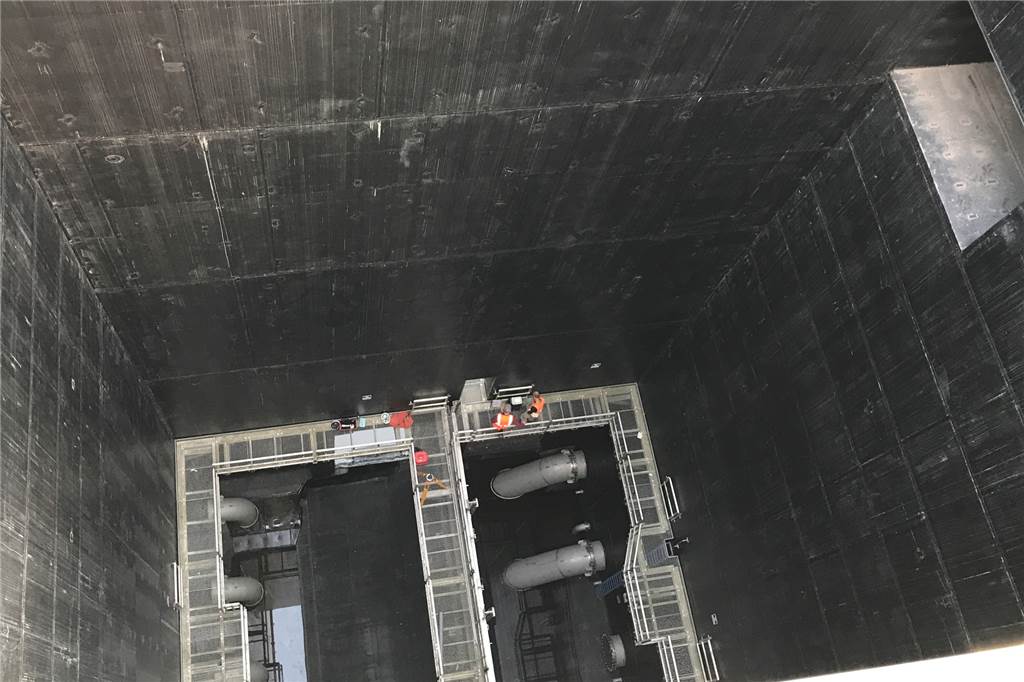 Abwasser fließt nicht mehr in die Emscher In 50 Metern Tiefe erreicht der Abwasserkanal das Pumpwerk in Bottrop. Von dort wird das Abwasser in das Klärwerk hochgepumpt.