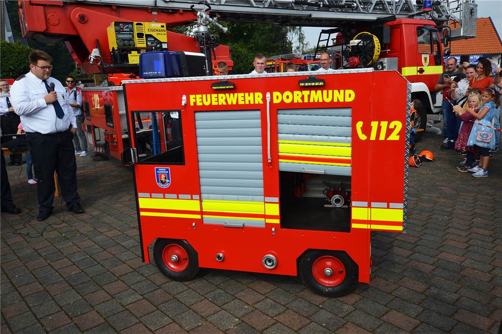 Mit Video: Kinder löschen loderndes Feuer – 300 Menschen schauen zu In 600 Arbeitsstunden bauten die Erwachsenen des Löschzugs ein Löschfahrzeug für den Nachwuchs.