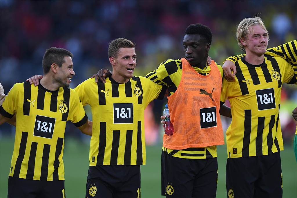 BVB-Youngster Abdoulaye Kamara: Nach schwierigem Start auf Kurs und jetzt verletzt Raphael Guerreiro, Thorgan Hazard, Abdoulaye Kamara und Julian Brandt stehen Schulter an Schulter.