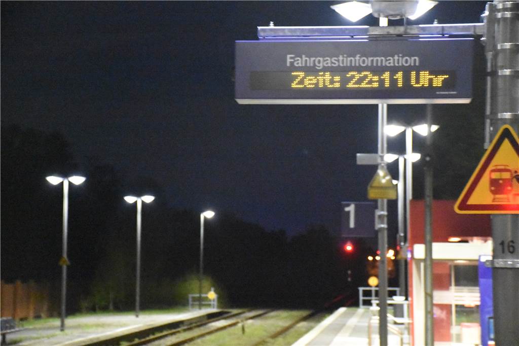 Ausgangssperre Nacht eins: Richtig leer sind die Straßen in Ahaus nicht In Ahaus wartet am Samstagabend niemand auf den letzten Zug, der trotz Ausgangssperre gefahren ist.