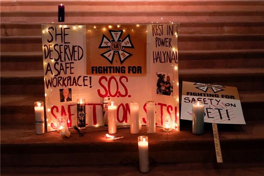 Nach Tod von Kamerafrau: Trauer und Verunsicherung In Albuquerque, USA, erinnern Kerzen an die verstorbene Kamerafrau Halyna Hutchins.