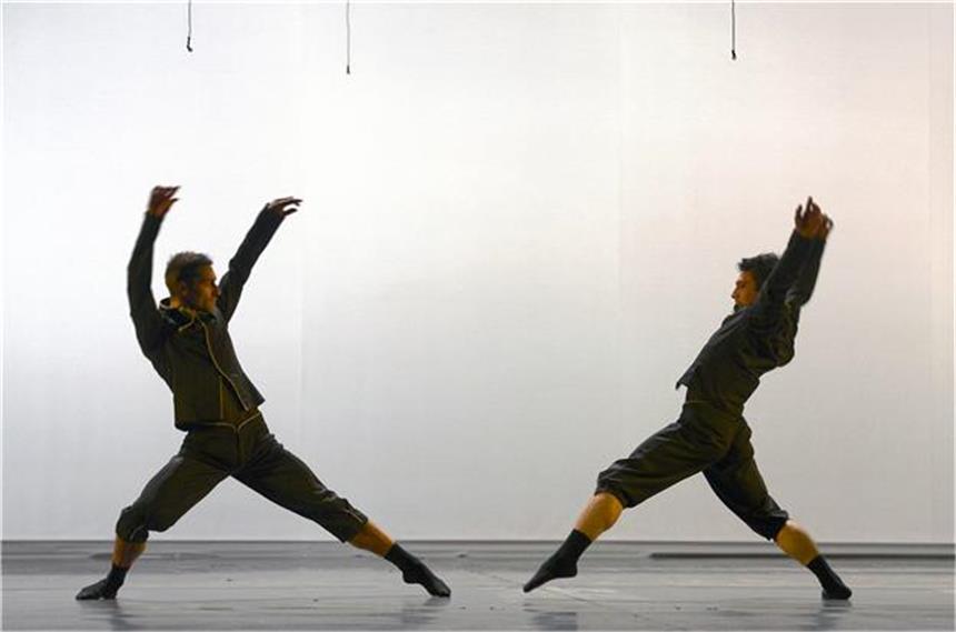 Der Rhythmus macht’s in „3 By Ekman“ In Alexander Ekmans Choreografie „Flockwork“ wuseln, robben, jagen und verstecken sich die Tänzer.