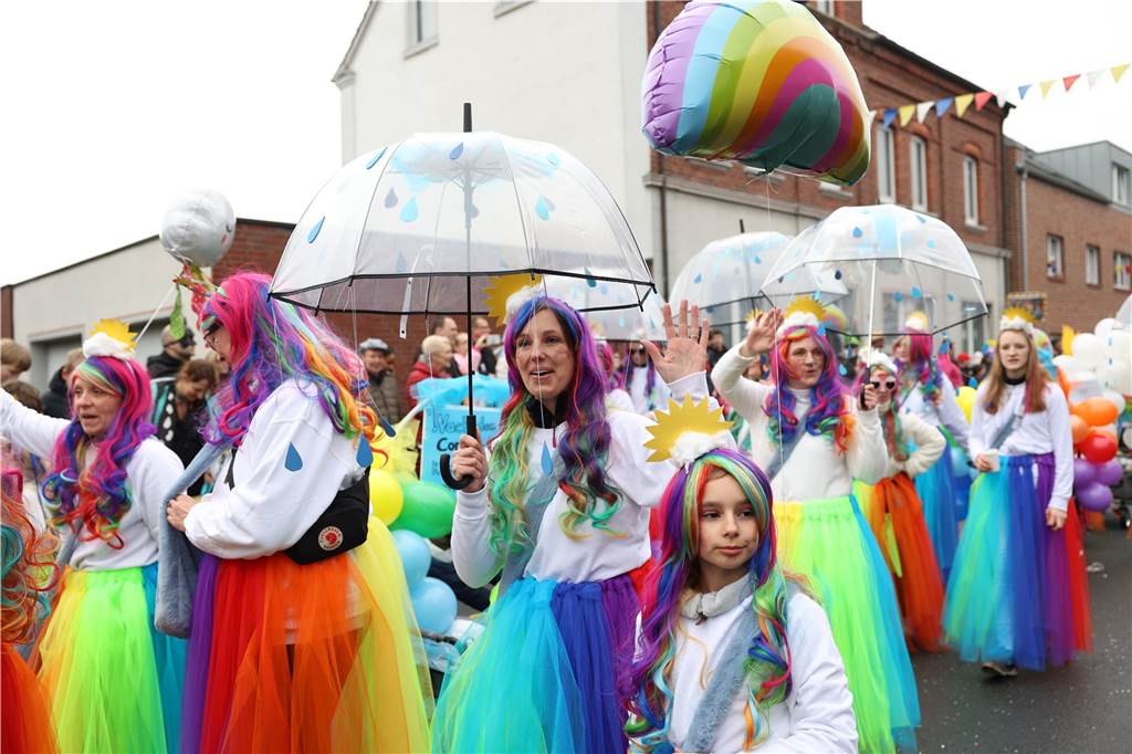 In allen Farben des Regenbogen strahlen diese Kostüme.