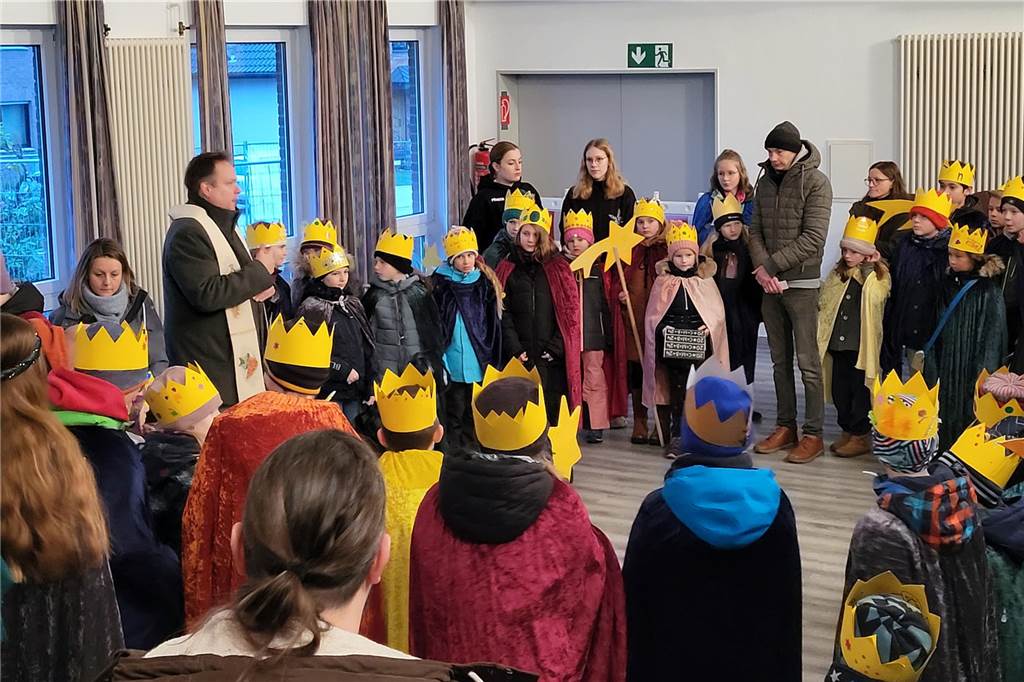 Sternsinger-Sammlung noch erfolgreicher als vor einem Jahr In allen Gemeinden wie hier in Lavesum wurden die Sternsinger gemeinsam auf ihre Tour geschickt.