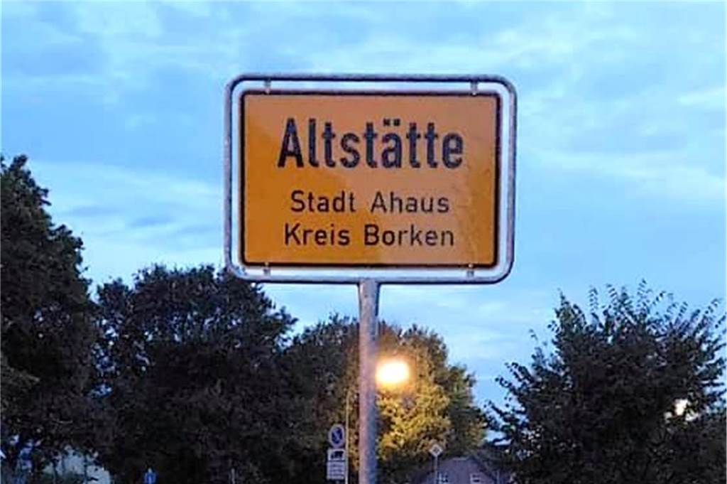 Party-Gag ist eine Straftat: Ortsschildklau nicht nur in Heek Ortseingangsschild mit Schreibfehler