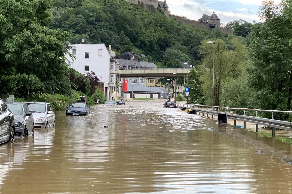 Unwetter in NRW: Zahl der Toten steigt, über Tausend Menschen werden noch vermisst – Liveblog In Altena ertrank am Mittwoch (14.07.) ein Feuerwehrmann.