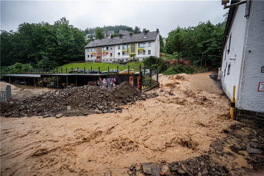 Unwetter in NRW: Chaos und Verwüstung in Hagen - Feuerwehrmann stirbt im Einsatz - Liveblog In Altena kam es zu einem Erdrutsch.