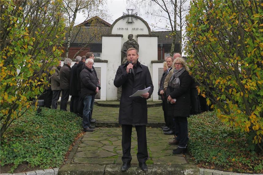 In Gedanken bei den Opfern In Altschermbeck gedachte Bürgermeister Mike Rexforth am gestrigen Volkstrauertag der Opfer von Kriegen und Gewalt.